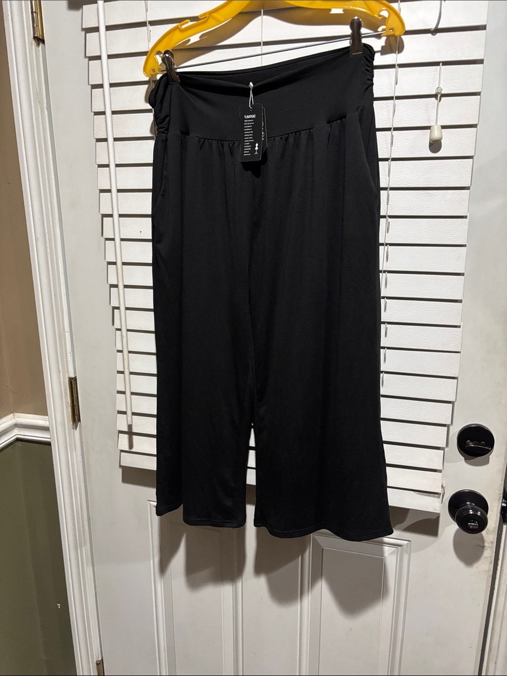 Tarse Black Women’s Pull-On Wide Leg short pants